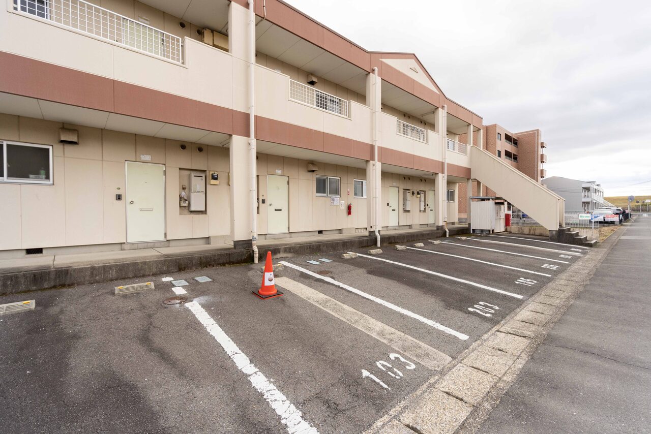 建物と駐車スペース